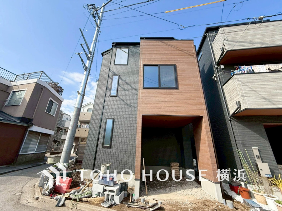 穏やかな風と陽光を導き、プライバシーに配慮された設計プランを採用し、居住性を一段と心地よいものにしています。周辺環境とのコラボレーションにより明るく開放的な空間を演出。