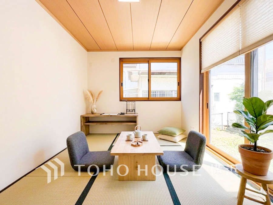 温かみと落ち着きが感じられる和室。来客時や一息つきたいときなどに利用できる用途多様な空間です。※生成AIによるイメージです。家具・小物は販売価格に含まれません。