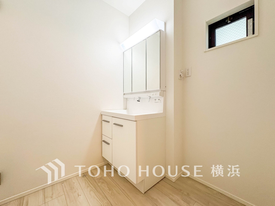 ご家族の1日が始まり、1日の終わりを締めくくる洗面空間。洗濯機を配置しても十分なスペースを確保した設計となっております。