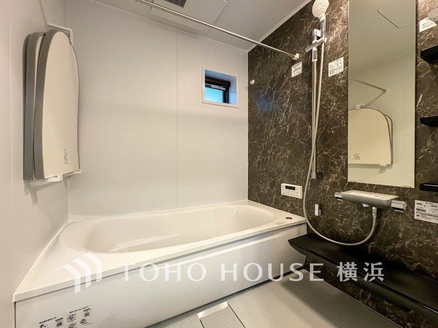 掃除のしやすさ・収納の便利さなど、おふろを使う人、お手入れする人、みんなにとっての「しあわせ性能」を追求したバスルームを採用いたしました。