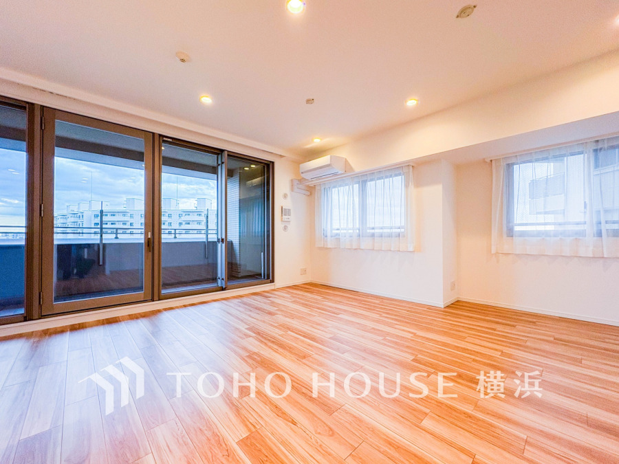 広く取られた窓からたっぷりと光が入る明るい空間。LDKは18.7帖の大空間です。