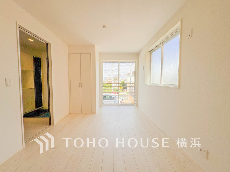 穏やかな風と陽光を導き、プライバシーに配慮された設計プランを採用し、居住性を一段と心地よいものにしています。明るく開放的な空間を演出しております。