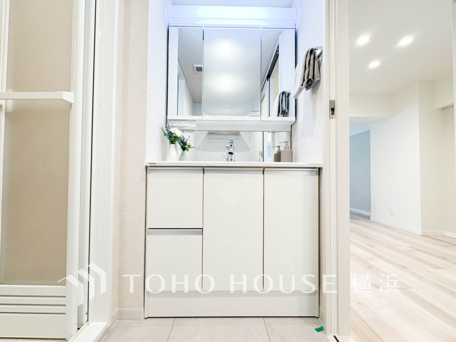 落ち着いた空間を演出するカラーと、ゆったり落ち着いてお使い頂ける広さが魅力のパウダールーム。居室からも独立しており、プライベート空間を保ちます。