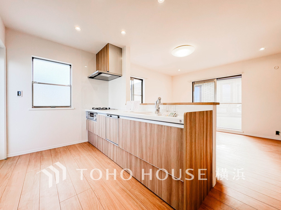 新規交換された清潔感溢れるシステムキッチン。リビングが見渡せる開放的な対面式キッチンです。
