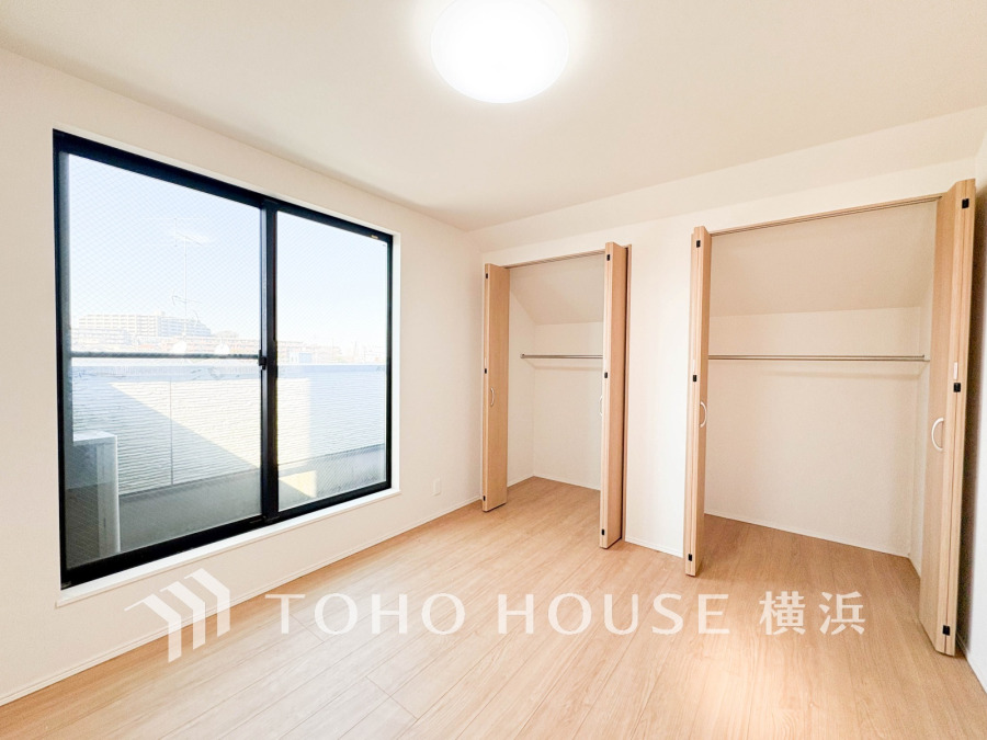 大きな窓から自然光がたっぷり入る洋室。収納力豊富なクローゼット付きです。