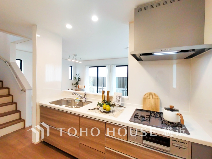 スタイリッシュな対面キッチンを採用。リビングが見渡せるので、お子様を安心して遊ばせながら家事ができ、リビング学習をするお子様にも声がかけやすい自然な距離感。 