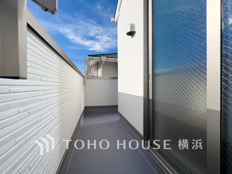 たっぷりの陽光が差し込むバルコニー。健やかな暮らしを守る太陽の恵みを存分に享受できます。爽やかな風と暖かな陽射しが紡ぐハーモニーが日々の暮らしのBGMになることでしょう。