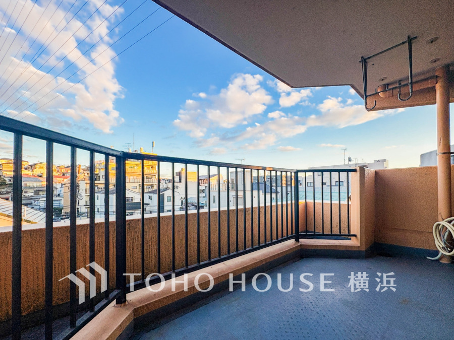 2部屋にまたがる広いバルコニーは、暮らしの中での光と風を快適に演出してくれています。見事なまでの開放的な空間をお楽しみください