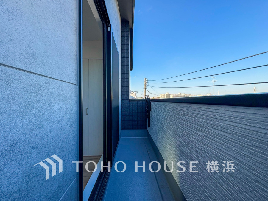 開放感あふれるバルコニーは、爽やかな風と明るい陽射しを取り込み、日々のくつろぎ空間を演出します。