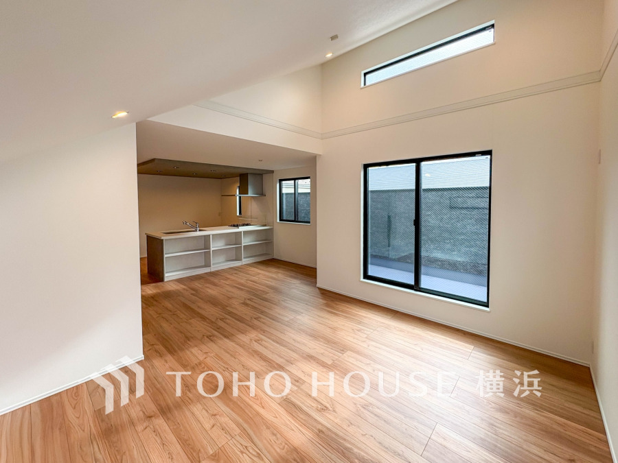 リビングには明るさと開放感を演出する吹き抜けを採用。
