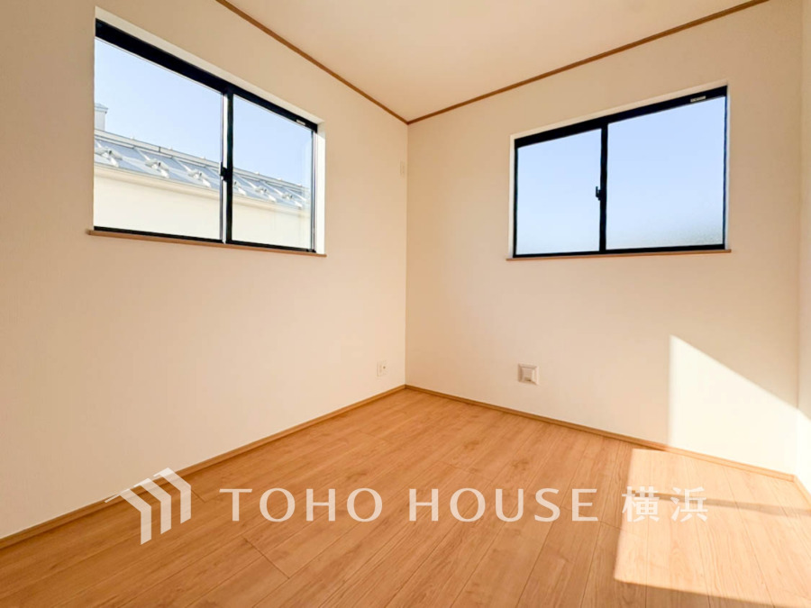 穏やかな風と陽光を導き、プライバシーに配慮された設計プランを採用し、居住性を一段と心地よいものにしています。明るく開放的な空間を演出しております。