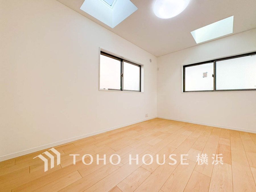 トップライトを設けた明るくのびやかな空間。広がって零れ落ちる光のシャワーはお部屋をゆたかに彩り、自分らしい快適な時間と空間をやわらかに演出してくれます。