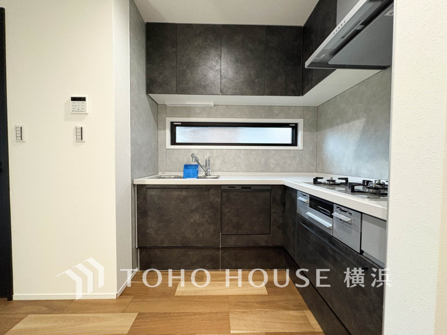 内装の主役でもあり、日常活躍する重要な水回りでもあるからこそ機能性・デザイン性に力を入れております。お手入れのしやすいシステムキッチンを採用しております。