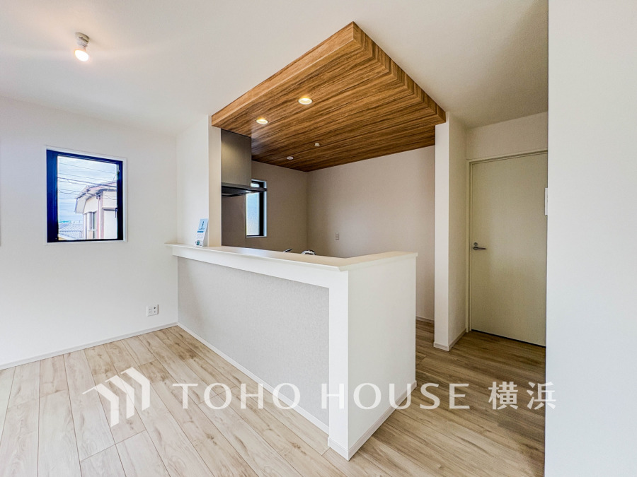 明るい自然光が入る対面キッチン。ご家族みんなで作業してもゆとりの空間。調理がしやすく余裕の広さ。LDKを見渡せるオープンな空間なので、家事をしながら会話も弾みます。