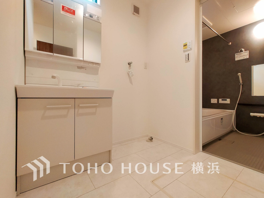 一日の始まりと終わりを心地よく演出し、多彩な機能が備えられたパウダールーム。心地よいリフレッシュ空間。清潔感ある洗面台は、身だしなみチェックや肌のお手入れに。