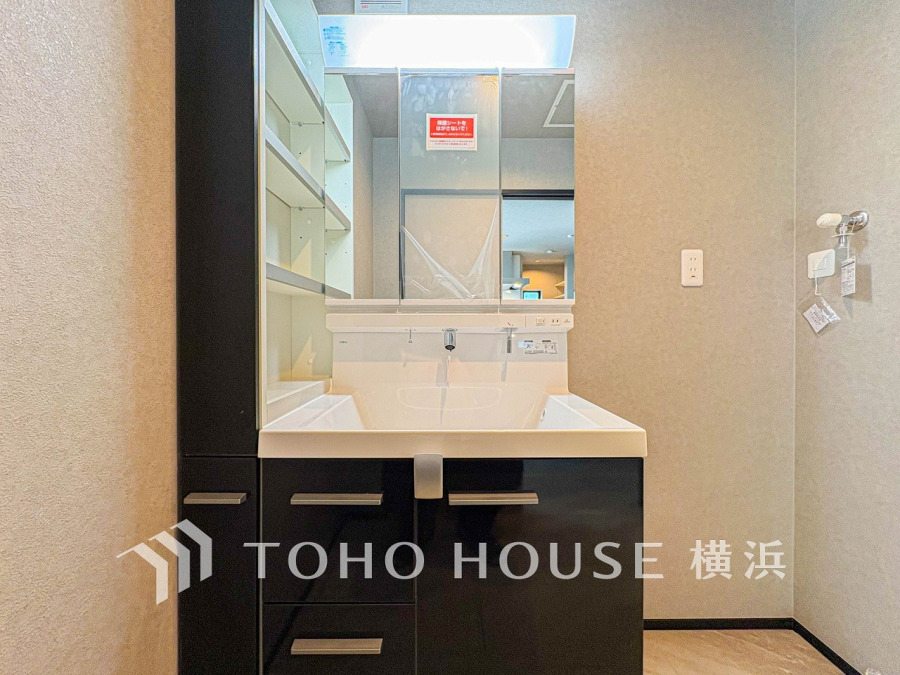 十分な大きさの洗面台は、身だしなみチェックや歯磨きなど、朝の慌ただしい時間でも余裕とゆとりを感じて頂けます。