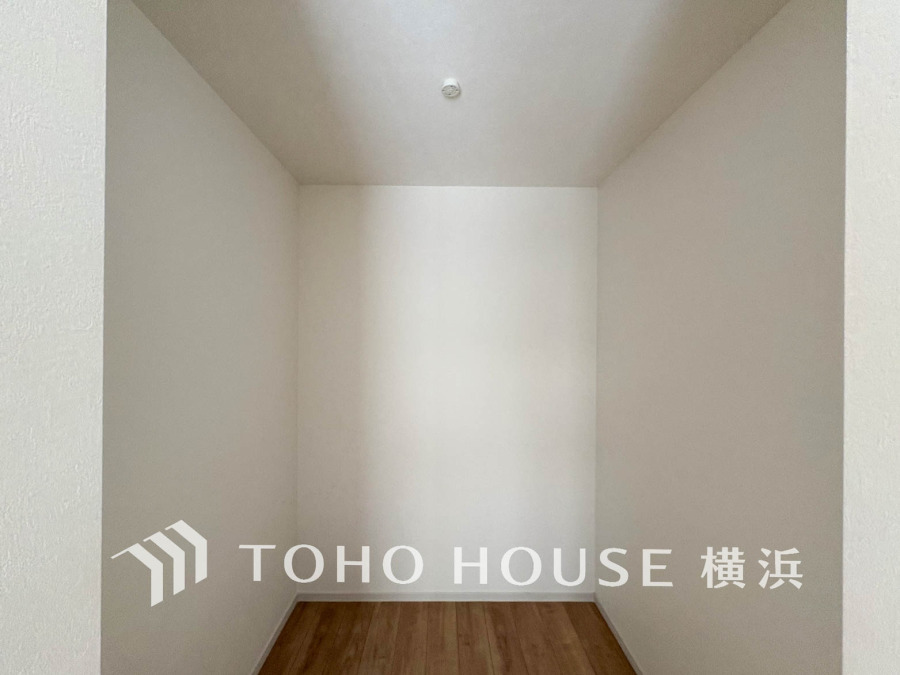 たっぷりとした収納スペース・ウォークインクローゼット。その収納力は是非ご自身の目でお確かめください。冬物のコートやスーツなど、大切なお洋服を皺なく収納できます。