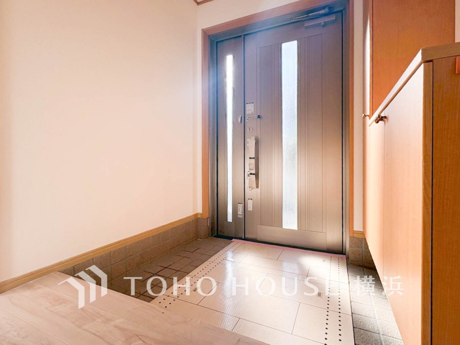 お客様をお迎えする玄関は落ち着いた雰囲気。帰り着くたびに洗練されたテイストの空間に迎えられ誇りと喜びを感じる玄関まわりです。 