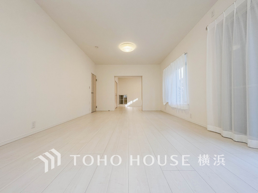 暮らしの中心となるLDKは19帖の広々大空間。室内には豊かな陽光が注ぎ込み、爽やかな住空間を演出。
