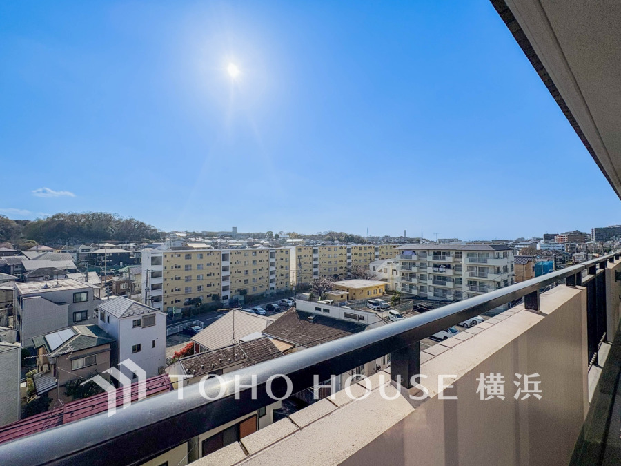 開放感があり、遮るものもなく気持ちのいい景色が広がります。お部屋にも爽やかな風と暖かく柔らかな日差しが差し込み、毎日の暮らしを豊かに彩ります。