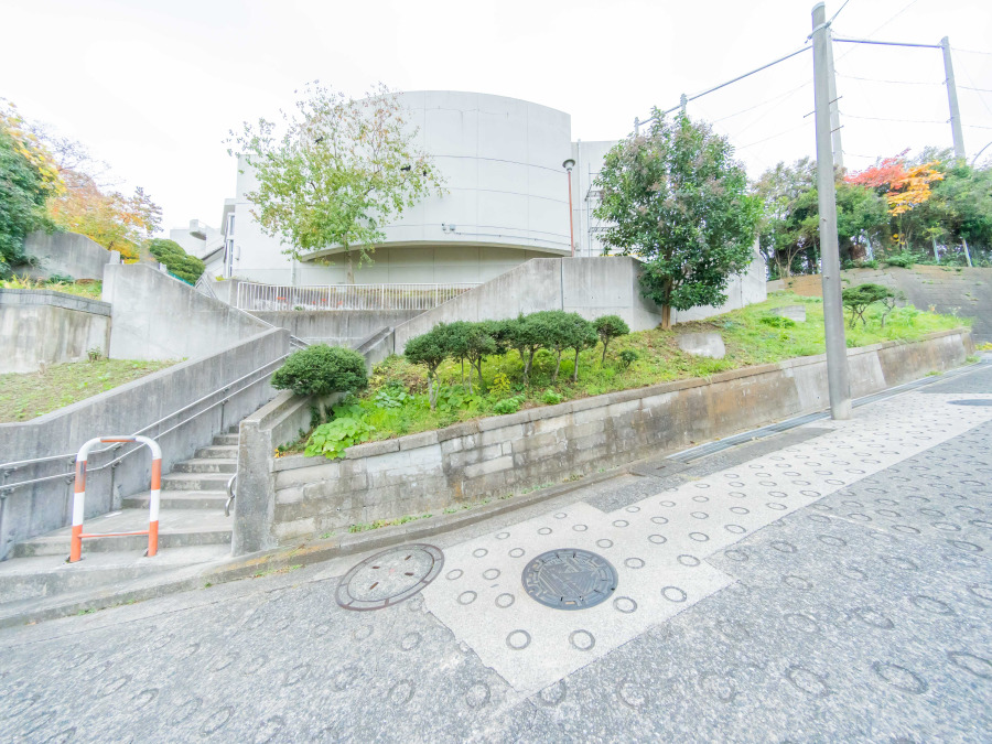 横浜市立生麦中学校　約1100ｍ