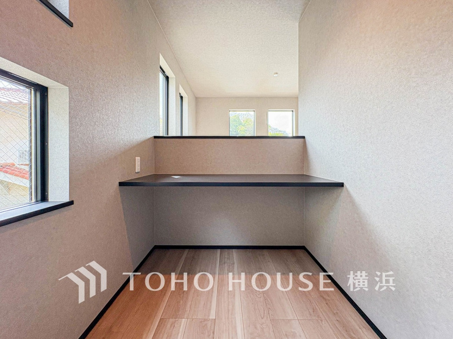 【DEN】書斎や趣味の空間は、独立した集中スペースや収納、リモートワーク部屋として多目的に活用できるのが最大のメリットです。生活空間と分離された「隠れ家」的な快適さをもたらします。