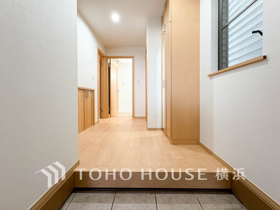 上質感漂う玄関と廊下。居住者の帰り、訪れる方を優しく迎える・安らぎに満ちた生活空間を予感させる。健やかな暮らしを楽しめそう。