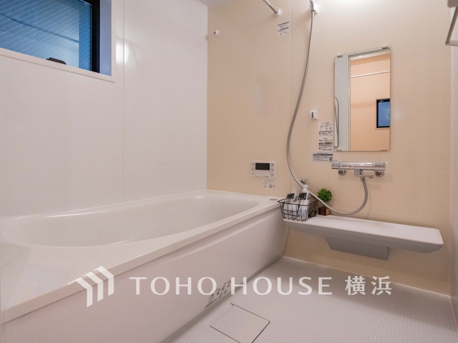 上質が感じられるカラーリングで、清潔な空間美を実現。一日の疲れが癒される優雅なバスタイムを堪能できるゆとりあるバスルームです。