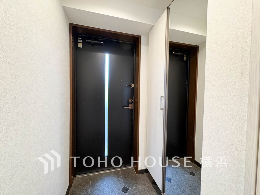 玄関には大型のミラーのついたシューズボックスを設置。
