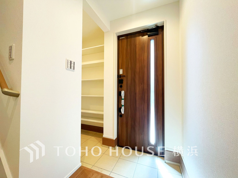 清潔感溢れる玄関がお出迎えする本邸宅の物語は、ここから始まる日常を期待させます。この場所には「希望」と「優越」で包み込んでくれる「特別」な空間があります。