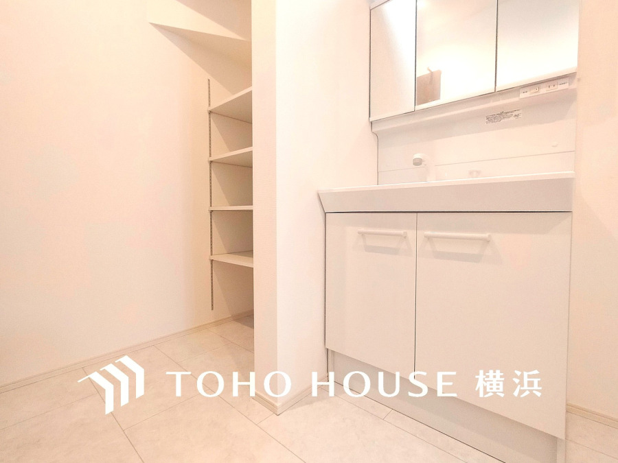 十分な大きさの洗面台は収納もさる事ながら、身だしなみチェックや歯磨きなど、朝の慌ただしい時間でもホテルライクなスペースで余裕とゆとりを感じて頂けます。