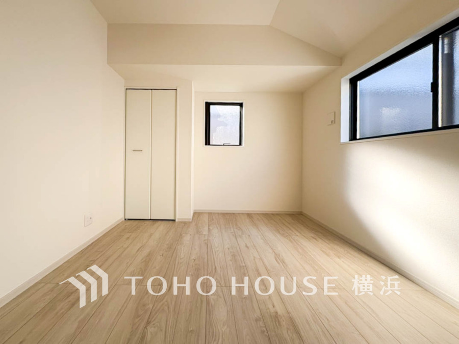 穏やかな風と陽光を導き、プライバシーに配慮された設計プランを採用し、居住性を一段と心地よいものにしています。明るく開放的な空間を演出しております。
