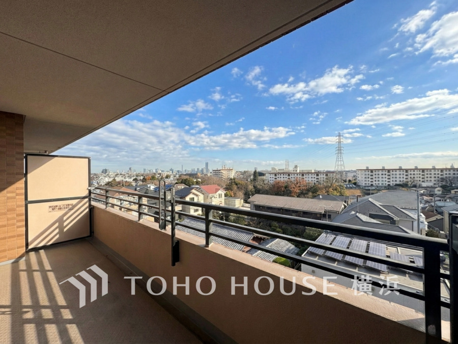 南東向きのバルコニーからはのびやかな景色が広がります。
