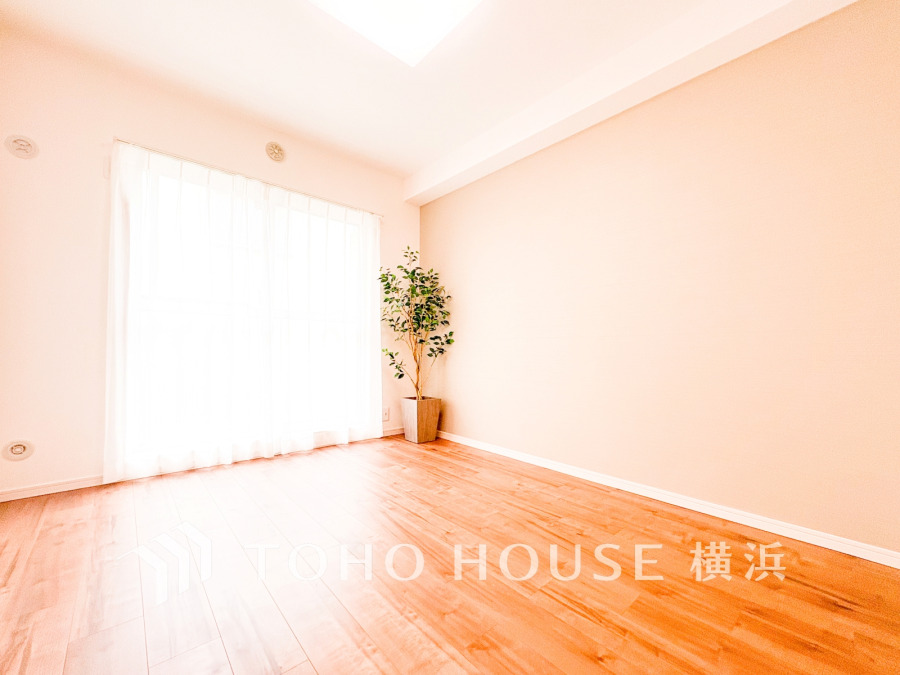 穏やかな風と陽光を導き、プライバシーに配慮された設計プランを採用し、居住性を一段と心地よいものにしています。明るく開放的な空間を演出しております。