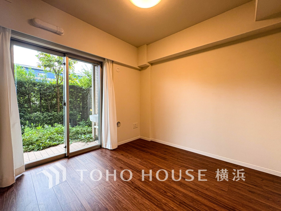 大きな窓からは快適な光を取り入れ、通気性能を上げる事で居心地の良い空間を演出します。多くの時間を過ごす住まいだからこそ、いつも快適な場所であるように心掛けています。
