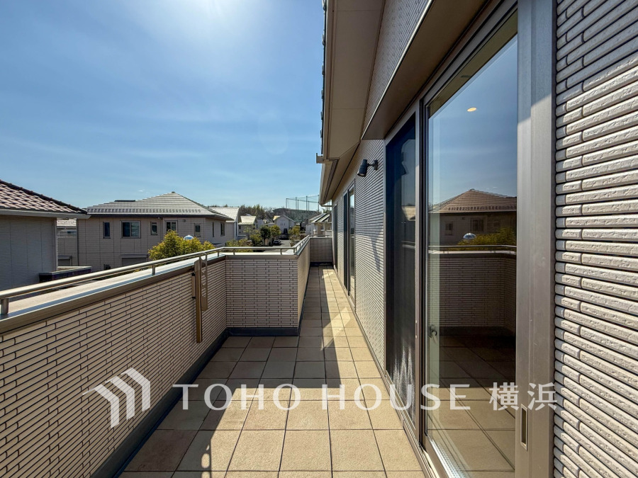 陽当たり良好な南東向き、3部屋にまたがるワイドスパンバルコニーからたっぷりの陽光を取り込みます。