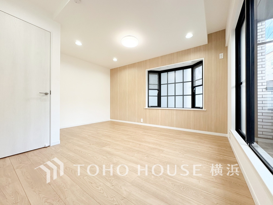 穏やかな風と陽光を導き、プライバシーに配慮された設計プランを採用し、居住性を一段と心地よいものにしています。明るく開放的な空間を演出しております。