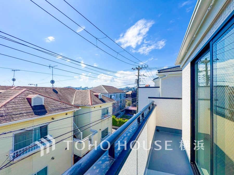 たっぷりの陽光が差し込むバルコニー。健やかな暮らしを守る太陽の恵みを存分に享受できます。爽やかな風と暖かな陽射しが紡ぐハーモニーが日々の暮らしのBGMになることでしょう。