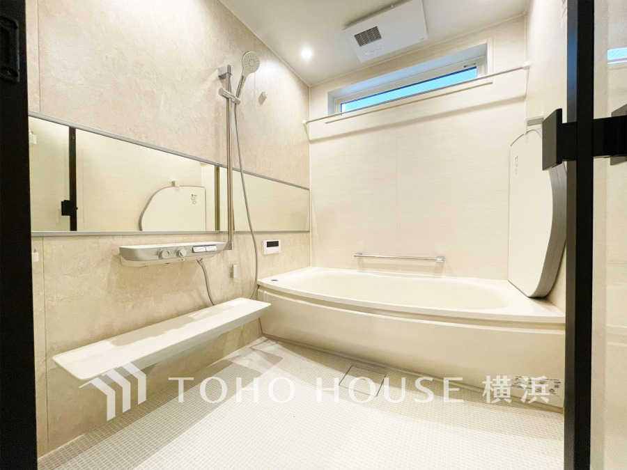 清潔感あふれるデザインと快適な機能を備えた、ゆったりくつろげるバスルームです。