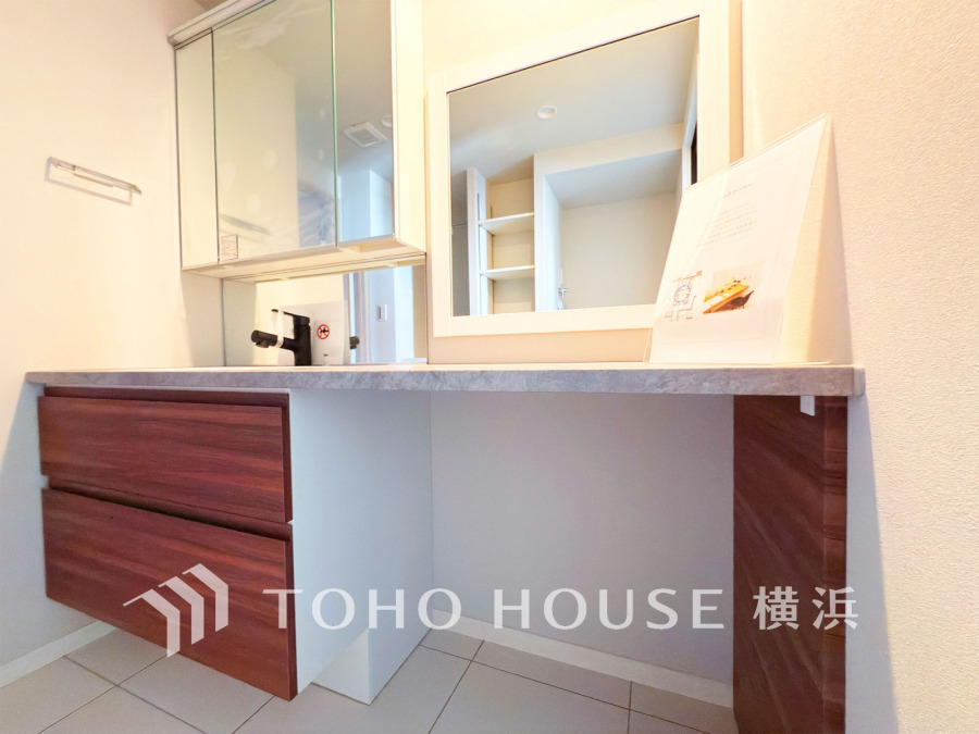 ゆったり落ち着いてお使い頂ける広さが魅力の洗面所。収納も充実しています。
