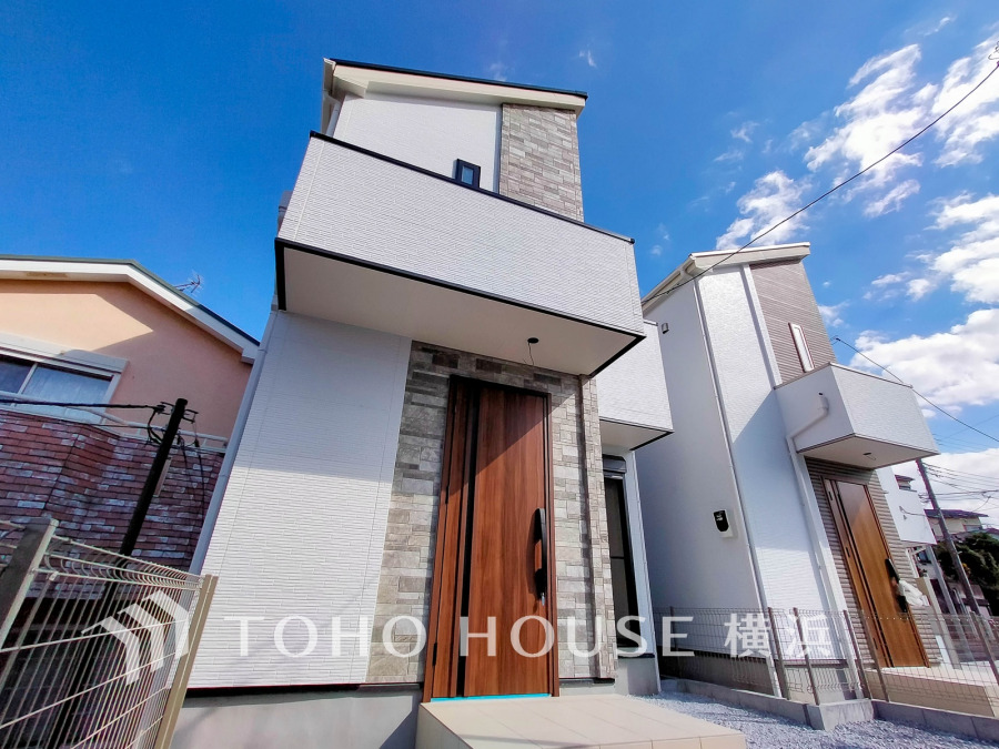 堂々たる趣ながら、主張し過ぎずどこか余裕を感じさせるシャープなフォルムで佇む邸宅は、晴天の空と照らし合わせる事で、本来あるべき完成形の姿を見せてくれます。