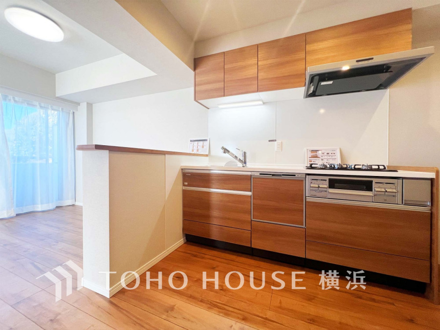 多彩な機能と洗練された美しいデザイン、細やかな優しさが毎日を演出します。プライベートスペースを彩るインテリアとしての美と、快適な日常を支える機能性と強さが一つになったキッチン。