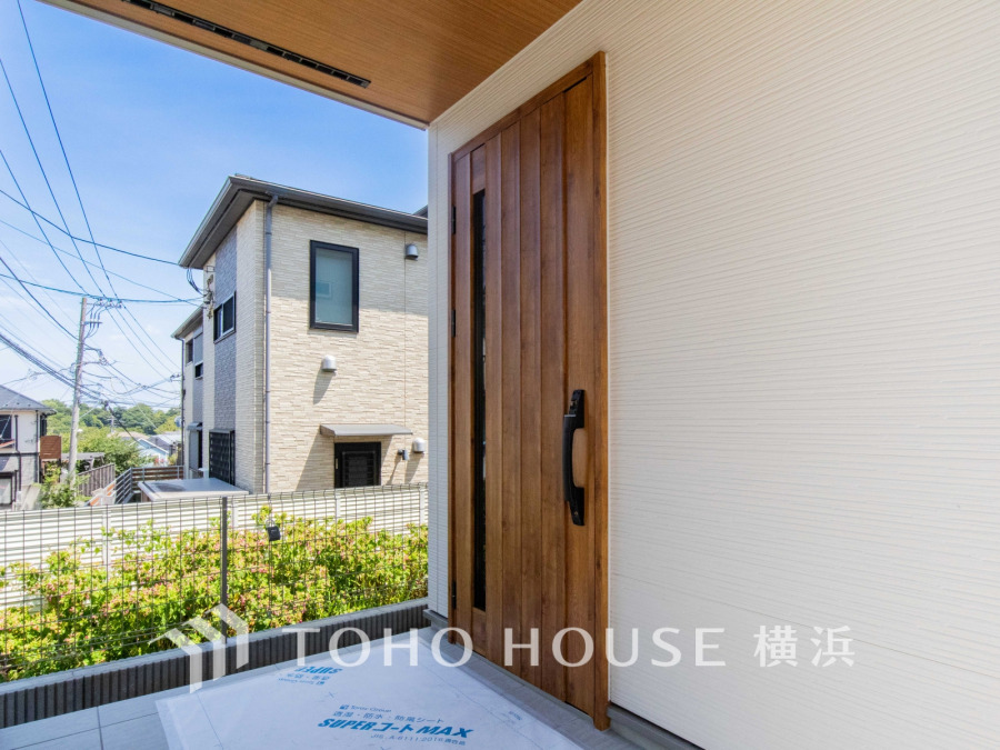 上質感漂う玄関。居住者の帰り、訪れる方を優しく迎える・安らぎに満ちた生活空間を予感させる。健やかな暮らしを楽しめそう。