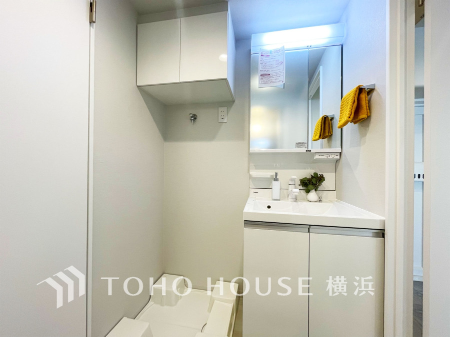 清潔感あふれる洗面スペース。収納充実で使い勝手良く、洗濯機置き場もすっきり確保しています。