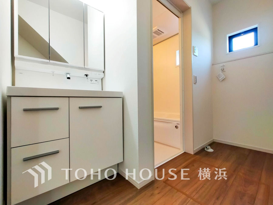 十分な大きさの洗面台は収納もさる事ながら、身だしなみチェックや歯磨きなど、朝の慌ただしい時間でもホテルライクなスペースで余裕とゆとりを感じて頂けます。