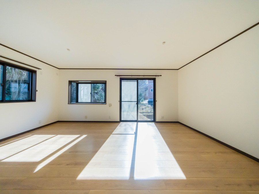 明るく開放的な空間が広がるLDK。室内には豊かな陽光が注ぎ込み、爽やかな住空間を演出。
