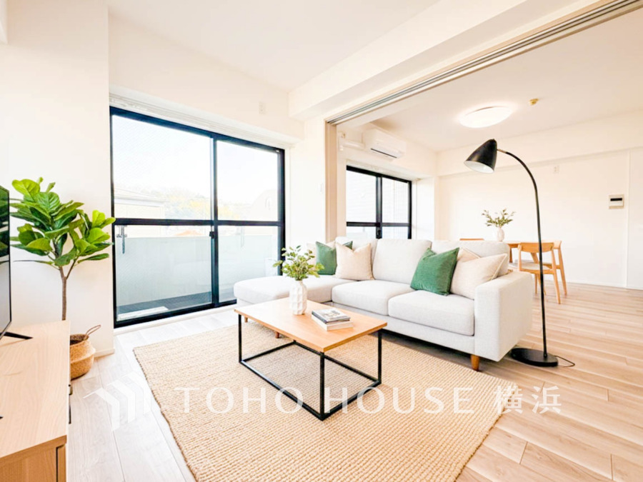 家族みんなが爽やかに健やかに過ごせるように、溢れる光をたっぷり取り込んだリビングダイニング。集いの場、憩いの場としての快適性を求めたやすらぎの空間です。（家具はAI加工です）