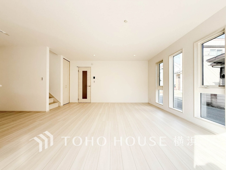 柔らかな色合いのフローリングと清潔感の溢れるクロスが明るい空間を創り出しているリビングダイニング。憩いの場に相応しく、ここで楽しむ家族の時間が絆をより深めてくれそうです。