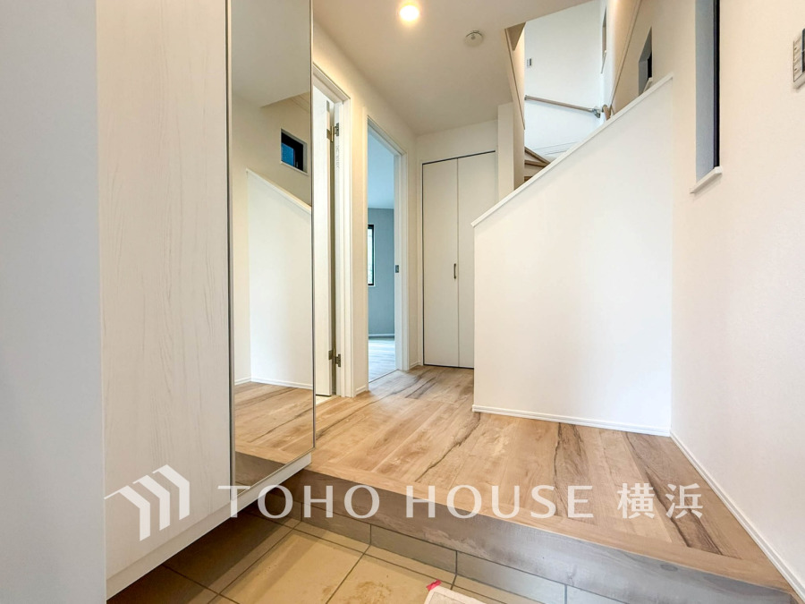 清潔感溢れる玄関がお出迎えする本邸宅の物語は、ここから始まる日常を期待させます。この場所には「希望」と「優越」で包み込んでくれる「特別」な空間があります。