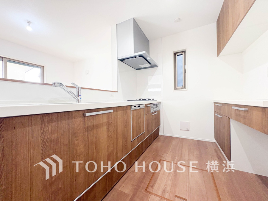 使い勝手の良い設備のキッチンで効率よくお料理もできます。食する料理に家族が舌鼓を打ち自然と笑いが絶えない空気感がそこに広がります。自慢の腕をふるってください。